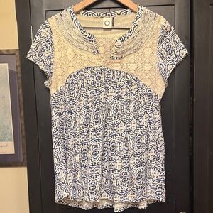 Elegant Blue and Cream Women's Short Sleeve Top